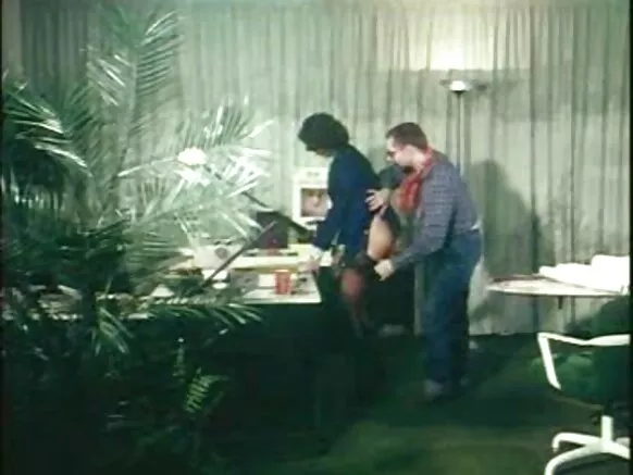 Muuqaalka dabada Vintage ee dadweynaha Jarmalka - xoghayihii caadiga ahaa wuxuu helay shaqo aad u fiican.