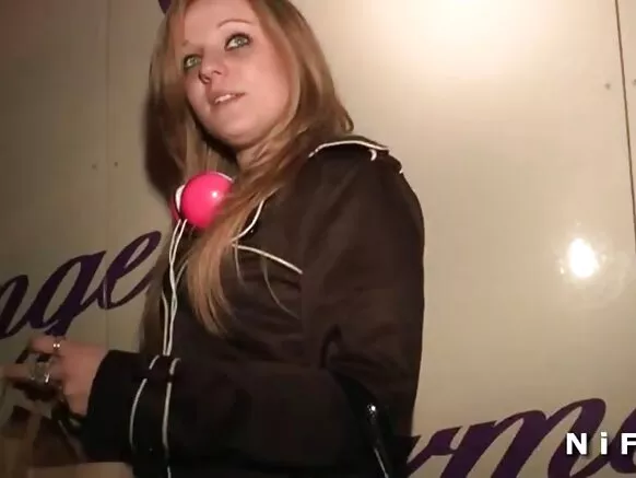 Dabada ugu horreysa ee hiwaayadda da'da yar ee dabada sare ee naadiga swingers.
