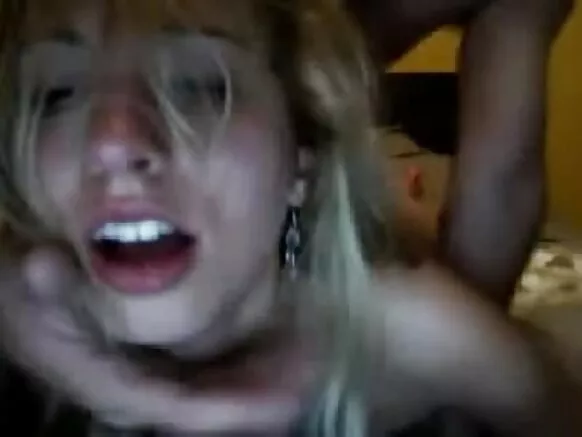 Blonde ayaa futada dabada weyn ka helaysa dabada ayaana kala go'ay.