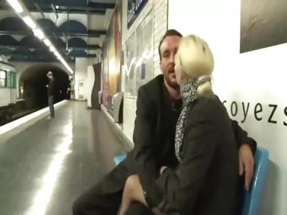 Alicia waxa ay futada hiwaayadda uga gashay adeega dabada ee xxx ee metro ee William.