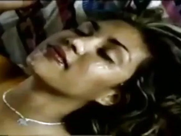 Dabeecad Hindi ah oo sexy ah ayaa lagu wasay dabada gurigeeda ugu horeysay ee qolka jiifka - cu.