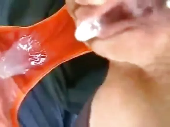 Dabada oo dick weyn leh oo shahwadu ku jirto surwaalada dabada.